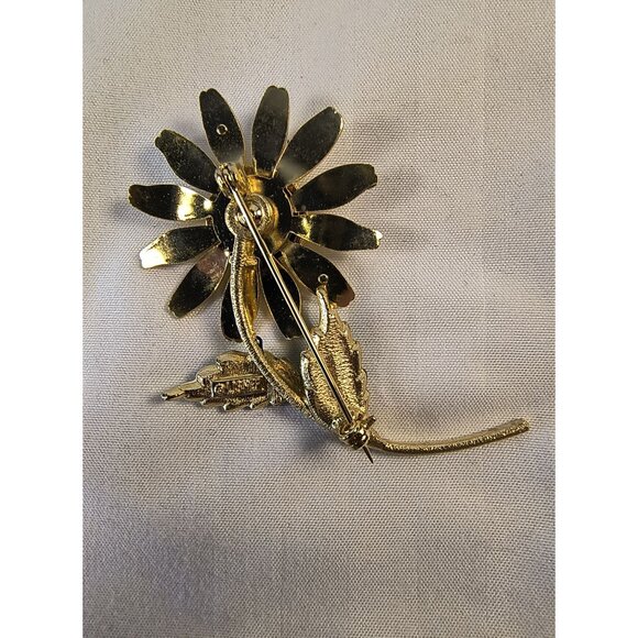 Vintage Enamel Daisy Flower Brooch Pin With Green Leaves & Gold-Tone Metal - Picture 3 of 4